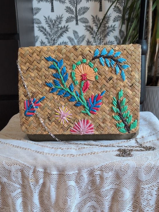 The Unbranded Brand Handbags - Woven Straw Crossbody Bag with Colorful Floral Embroidery - Natural NWOT